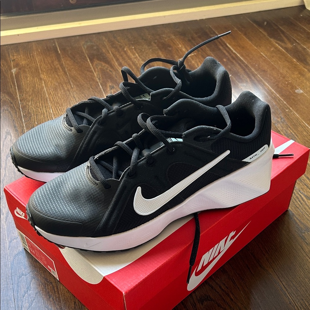 Nike Men's City Response/Metro Tek sneakers